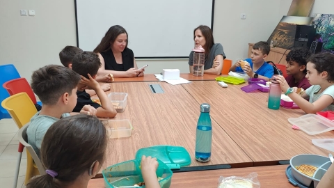 תלמידים לומדים מרכזת משאבי אנוש מיכל אקשטיין.jpeg