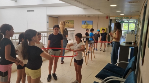 תלמידים במחלקת ספורט בפעילות שמעבירה עדי פורר מאגף קהילה.jpg
