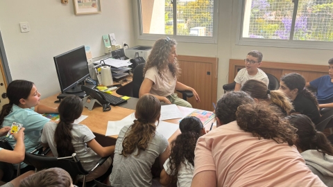 תלמידים מקשיבים למאיה טיברמן ממחלקת תרבות.jpg