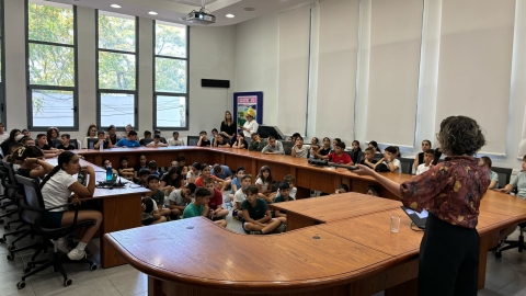 תלמידים במפגש עם ראשת המועצה רותם ידלין.jpg
