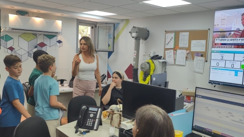 תלמידים בחמל של מוקד המועצה נפגשים עם מנהלת המוקד.jpg