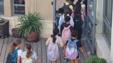 תלמידים נכנסים לבניין המועצה.jpeg