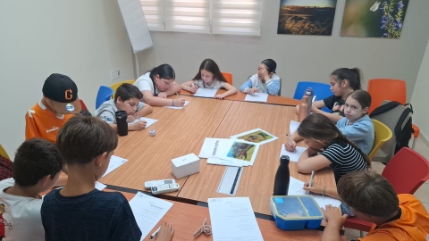 תלמידים במחלקת תשתיות.jpeg