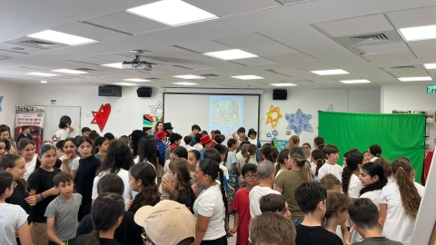 תלמידים מתאספים באירוע הקרנת הסרטים .jpg