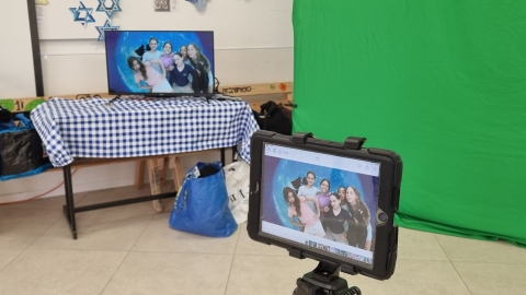 תמונה שצולמה על רקע ירוק באווירת עולם הקולנוע.jpg
