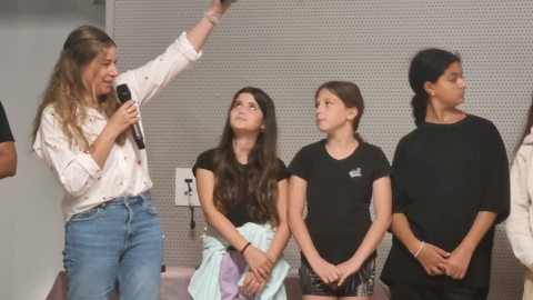 אביבית מנהלת מחקלת בתי הספר במועצה אוחזת בפסלון שמקבלים הילדים בתום הקרנת הסרטים.jpg