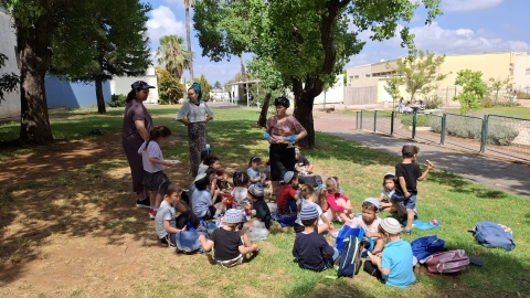 קבוצת ילדים על הדשא.jpg
