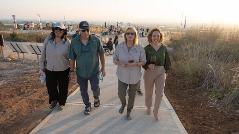 רותם ידלין ראשתהמועצה יחד עם אנשים נוספים הולכים על השביל החדש בתל.jpg