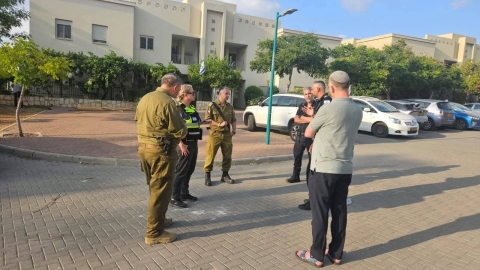 חיילים ותושבים משוחחים.jpeg
