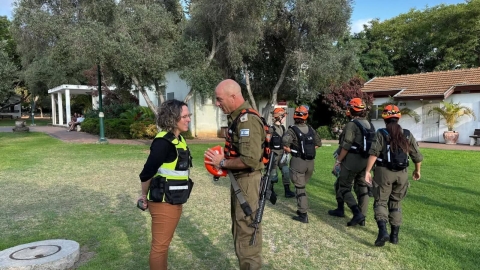 ראשת המועצה משוחחת עם איש פיקוד העורף.jpeg