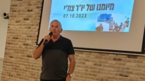 יור צחי קיבוץ ארז מעביר הרצאה.jpg