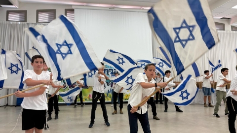 תלמידים רוקדים במסיבת הסיום של שלהבת בנים.jpg
