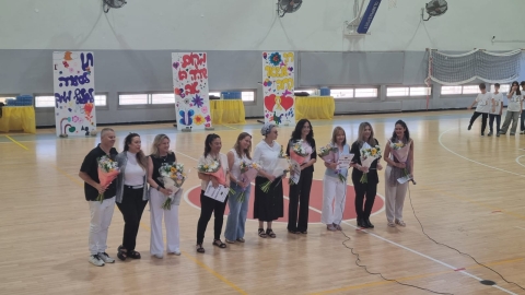 מורים ומנהל בית הספר עם פרחים שקיבלו במסיבת הסיום בבית הספר שדות איילון.jpg