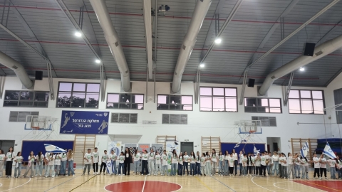 תלמידים שרים את שיר הסיום  במסיבה של בית הספר גוונים.jpg