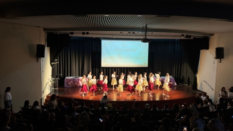 בנות רוקדות במסיבת הסיום של שלהבת בנות.jpg