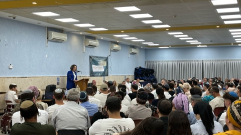רותם ידלין ראשת המועצה מדברת במסיבת הסיום בישיבת שעלבים.jpg
