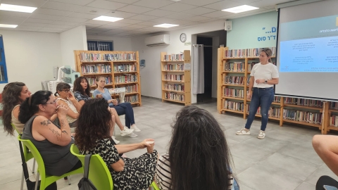 מרצה ומשתתפות בקורס במהלך אחד המפגשים.jpg