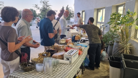אנשים עומדים ליד דוכן אוכל.jpg
