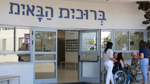 נשים בכניסה לאודיטוריום בתחילת הערב.jpg