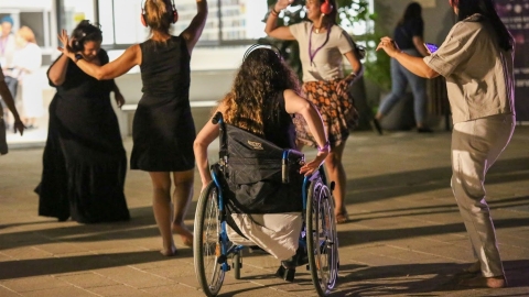 נשות מילואימניקים רוקדות במסיבה.jpg
