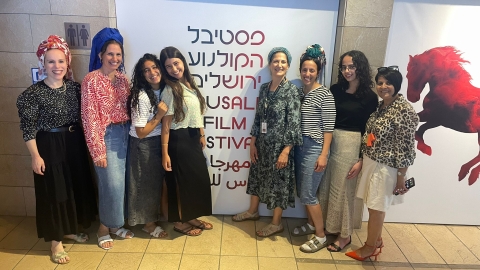 הבנות שזכו בפרס והמלוות שלהן.jpg