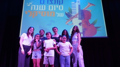 קבוצת התלמידים עם מורה לפיתוח קול.jpg