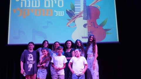 התלמידים עם המורה לפיתוח קול.jpg