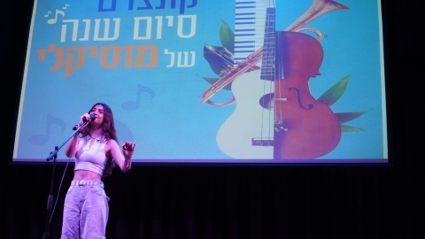 נערה על הבמה מופיעה.jpg