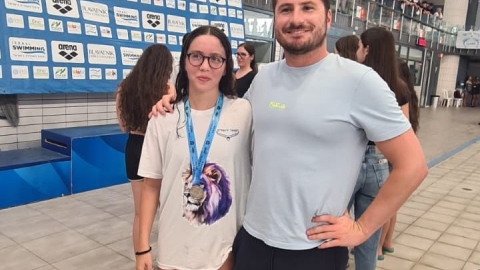 ילדה עם מדליה יחד  עם המדריך.jpg