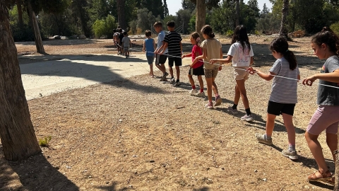 ילדים משחקים במשוך בחבל.jpg