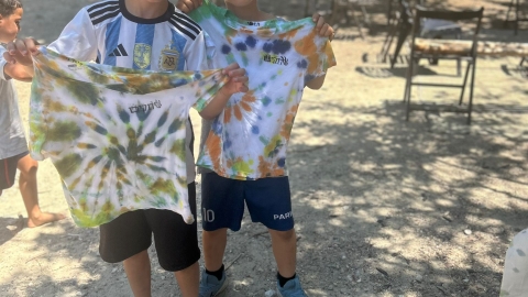 ילדים קישטו חולצה בפעילות בקייטנה.jpg