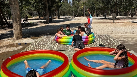 ילדים בבריכות מתנפחות.jpg