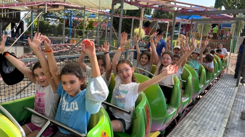ילדים על רכבת הרים.jpg