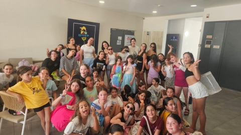תמונה קבוצתית של בנות בקייטנה.jpg