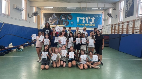 קבוצת ילדים עם תעודות.jpg
