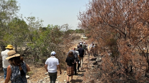 שר המורשת יחד עם הצוות שלו ונציגים מהמועצה בסיור בתל שעלבים.jpg