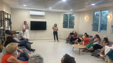 ראשת המועצה מדברת עם בוגרי הקורס במפגש הסיום.jpeg