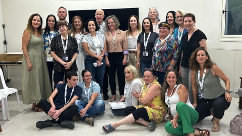 תמונה קבוצתית של מסיימי הקורס יחד עם ראשת המועצה.jpeg