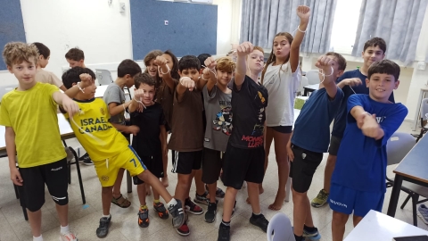 תמונה קבוצתית של ילדים בקייטנה.jpeg