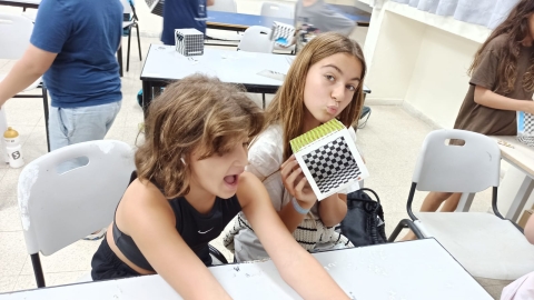 דגם של קופסת קסם  שיצרו בקייטנה.jpeg