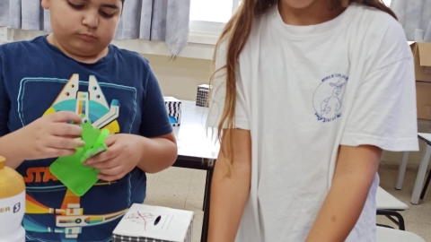ילדים בונים דגם ומתנסים.jpeg