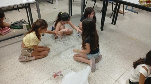 ילדות בקייטנה מכינות מגדל כוסות.jpeg