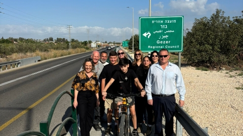 חונכים את המדרכה החדשה.jpeg