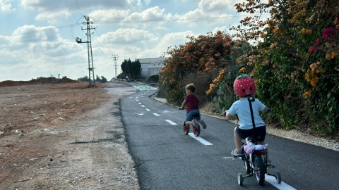 ילדים קטנים רוכבים על שביל האופניים.jpeg