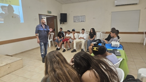נערים ונערות בפעילות בבית עוזיאל.jpg