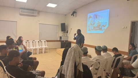 נערים מקשיבים להרצאה על בטיחות בדרכים.jpg