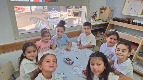 ילדים סביב שולחן בגן.jpg