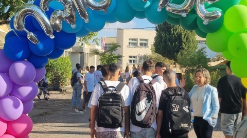תלמידים נכנסים בשער הבלונים בתיכון הרצוג.jpg