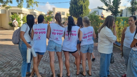 תמונת שמינסטיות עם חולצות שהדפיסו לפתיחת שנה.jpg