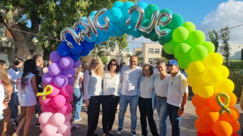קשת בלונים בכניסה לבית ספר הרצוג ומצולמים בו ראשת המועצה מנהלת אגף החינוך וצוות הההנהלה של התיכון.jp